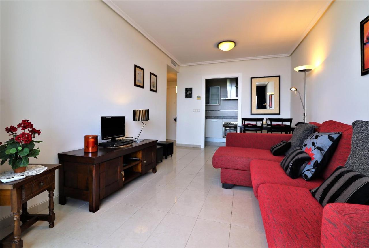 Seaside Oasis: Beachfront With Pool * Benidorm